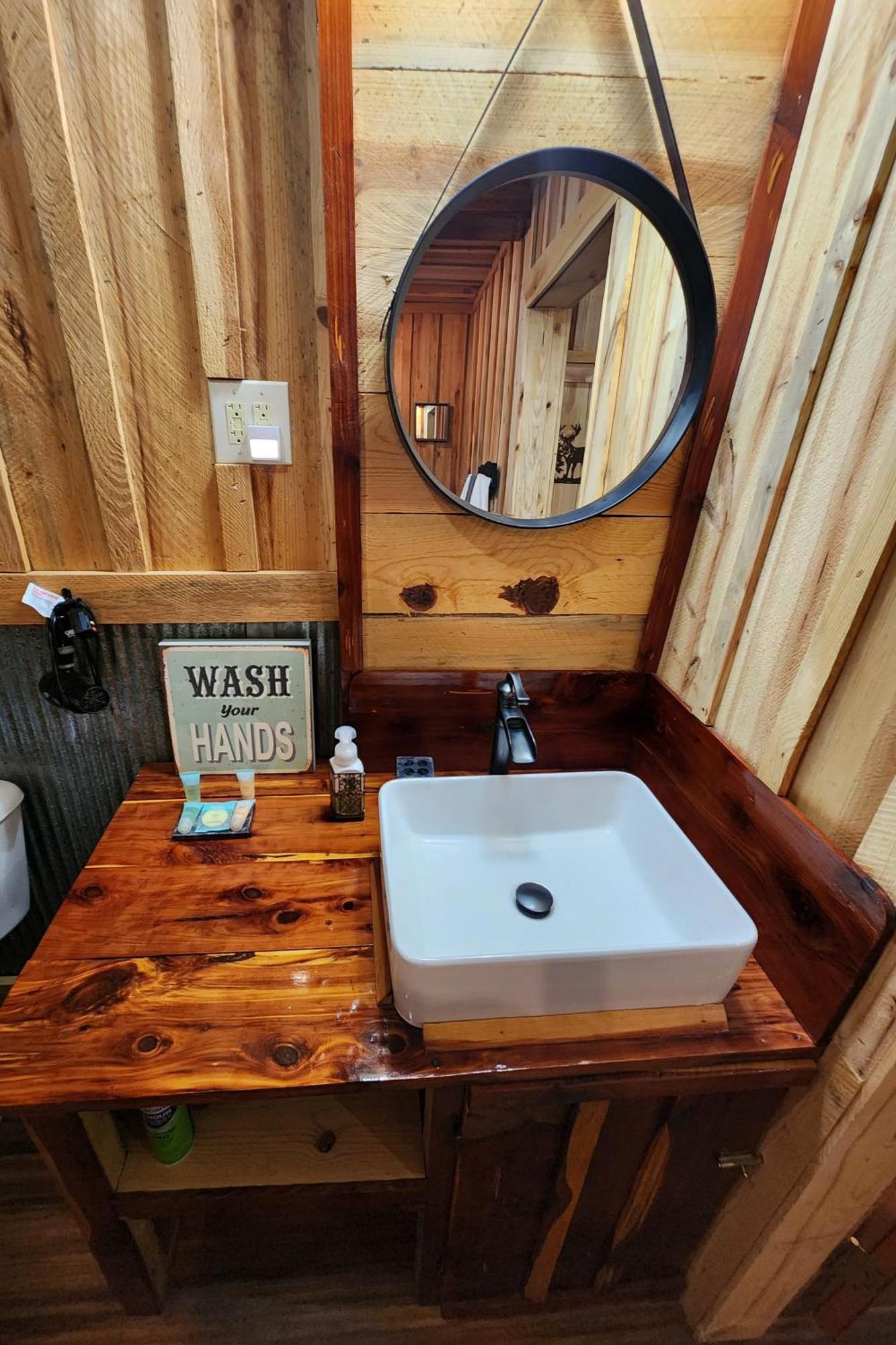 Unique Country Cabin Meets Farmhouse Modern!!! Mena エクステリア 写真