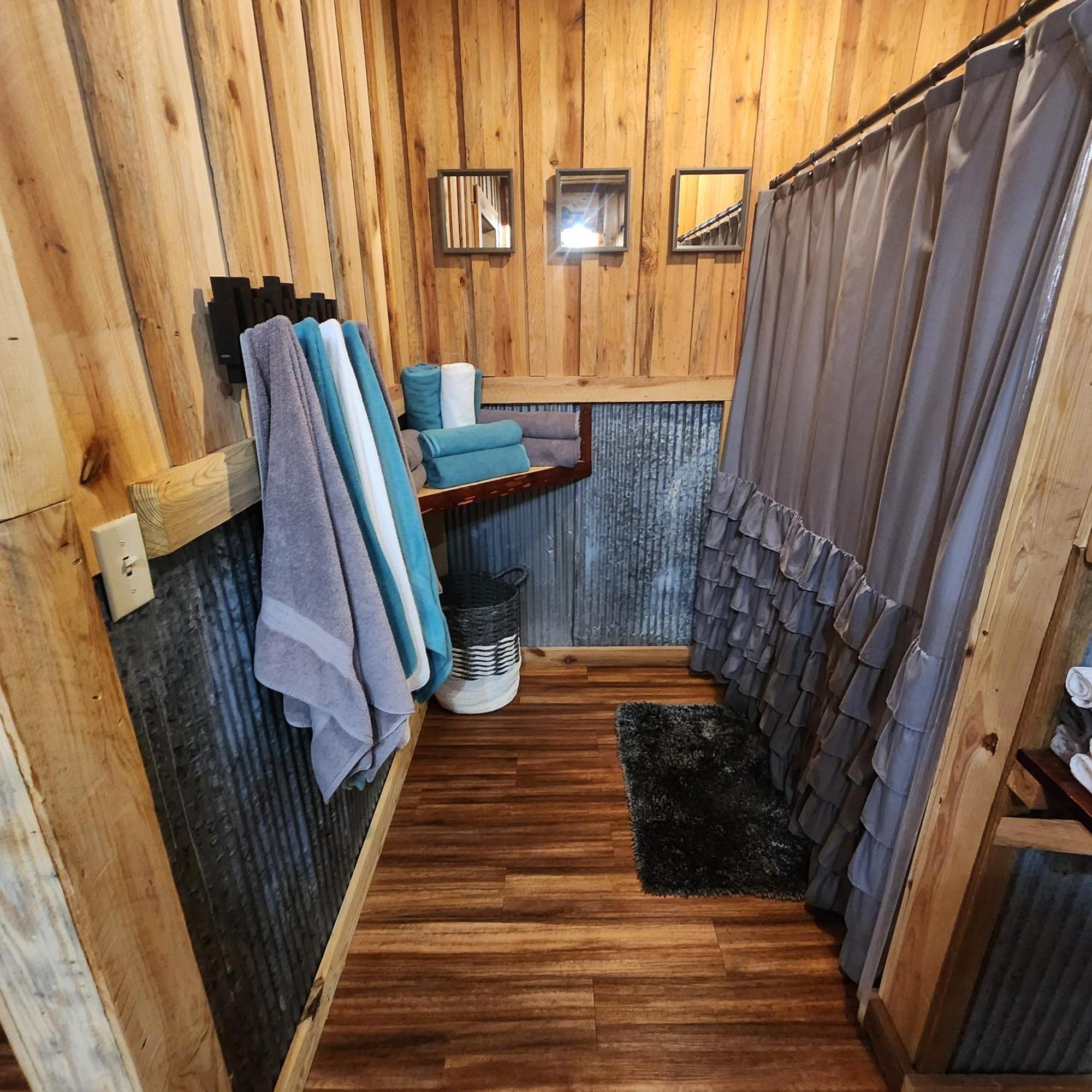 Unique Country Cabin Meets Farmhouse Modern!!! Mena エクステリア 写真